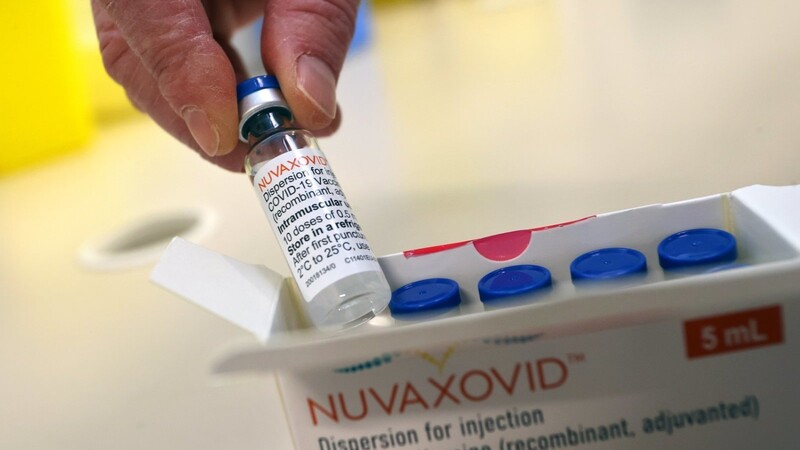 Die Nachfrage nach Nuvaxovid ist gering, weshalb der Impfstoff nun auch in Bayern für alle Personen ab 18 Jahren freigegeben wurde.
