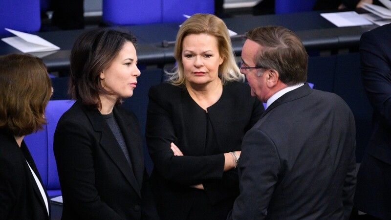 Nancy Faeser (M.) unterhält sich im Bundestag mit Außenministerin Annelena Baerbock (l., Grüne) und Verteidigungsminister Boris Pistorius (r. SPD).