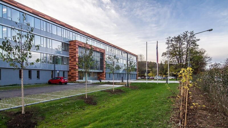 Das neue Sozialverwaltungsgebäude des Bezirks in Landshut ist gut ausgebucht, aber Personal ist immer schwerer zu finden