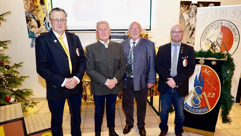 Maximilian Helmbrecht (l.) erhielt die Ewald-Kroth-Medaille, Otto Sachs (2.v.l.) wurde für 50 Jahre Mitgliedschaft ausgezeichnet. Bürgermeister Werner Schäfer (2.v.r.) und Clubvorsitzender Jürgen Bayer gratulierten.