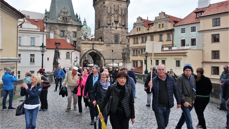 Fußmarsch zur Innenstadt: Auf den Spuren der Geschichte zu wandeln, kann anstrengend sein, aber es lohnt sich auf jeden Fall, stellten die Deggendorfer fest.