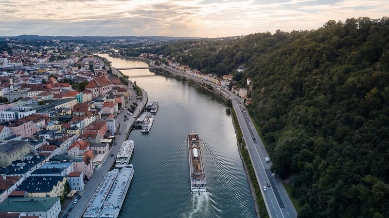 Das Flusskreuzfahrtschiff "VIKING INGVI" fährt stromaufwärts an Passau vorbei.