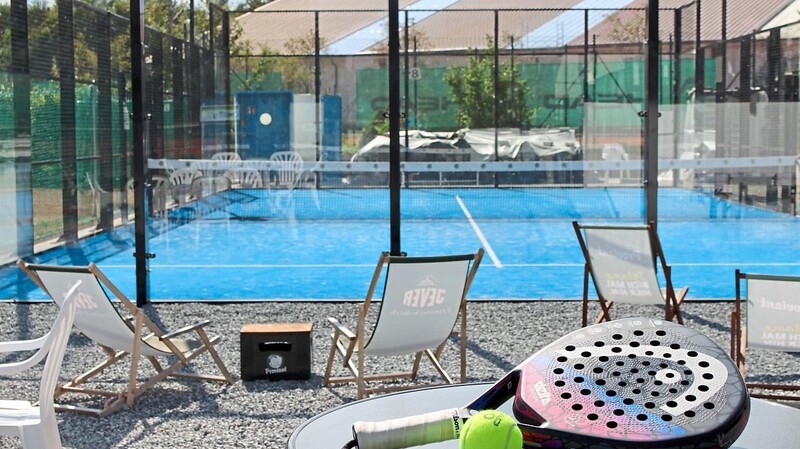 So kann eine Padel-Tennisanlage aussehen, wie sie in Nandlstadt jetzt errichtet werden soll. Derzeit gibt es noch nicht viele Anlagen dieser Art in Deutschland.