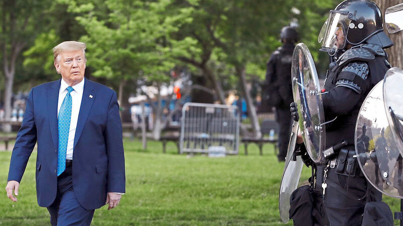 US-Präsident Donald Trump ließ sich von bewaffneten Polizisten den Platz vorm Weißen Haus freiräumen.