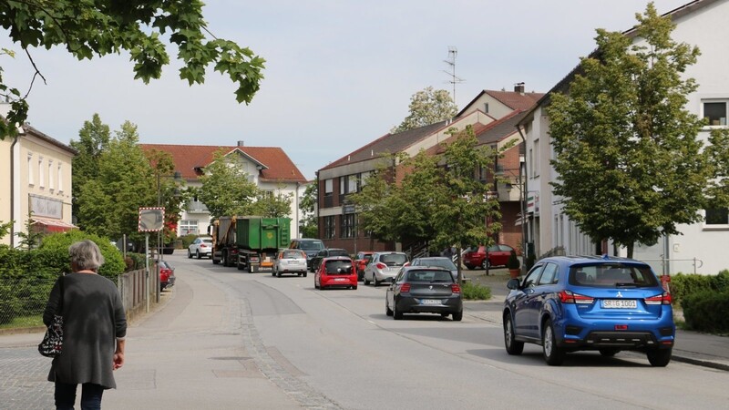 Kein Einzelfall: Auf der B8, die mitten durch Straßkirchen führt, reiht sich oft Fahrzeug an Fahrzeug.
