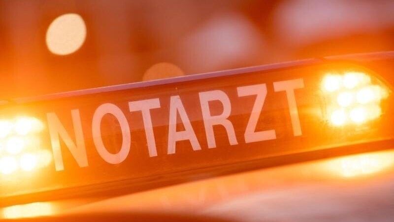 In der Nacht zum Montag wurde eine Frau bei einem Betriebsunfall in Landshut schwer verletzt. (Symbolbild)