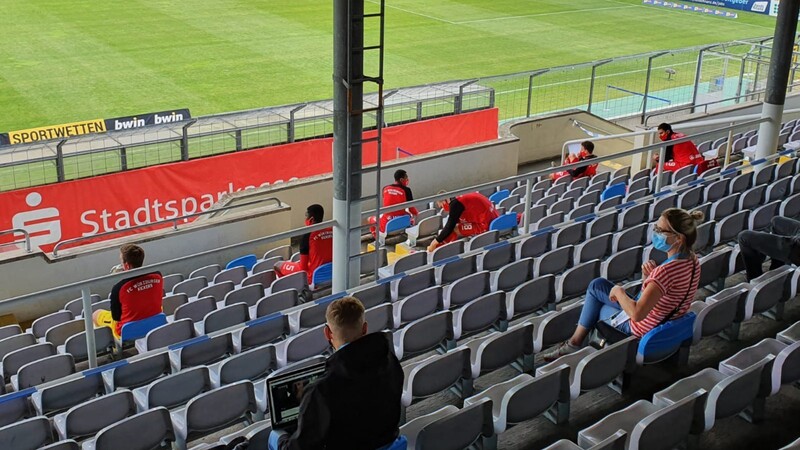 Die Bankspieler der Würzburger Kickers nehmen auf der Tribüne des Grünwalder Stadions Platz