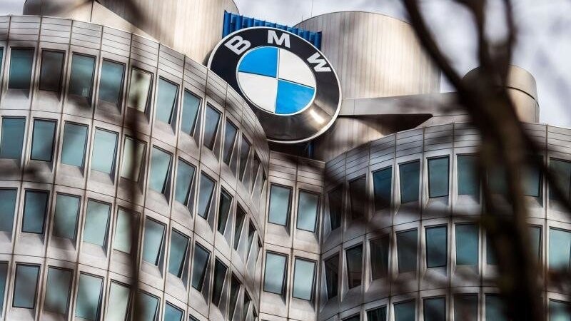 Das Logo von BMW ist auf dem Dach der Firmenzentrale in München zu sehen. Foto: Lino Mirgeler/Archiv