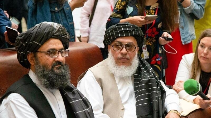 Verhandlungsführer der Taliban sprechen mit Journalisten. Die USA und die militant-islamistischen Taliban stehen vor der Unterzeichnung eines Abkommens über Wege zu Frieden in Afghanistan.