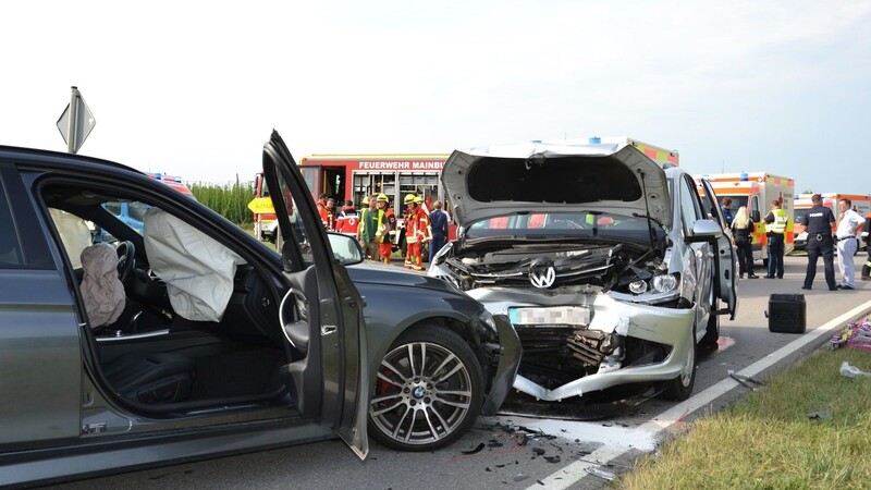 Bei einem schweren Unfall bei Mainburg im Kreis Kelheim wurden mehrere Menschen verletzt. (Symbolbild)