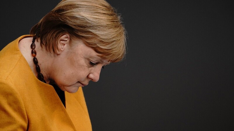 Bundeskanzlerin Angela Merkel (CDU) blickt bedrückt nach unten, nachdem sie sich öffentlich entschuldigt hat.