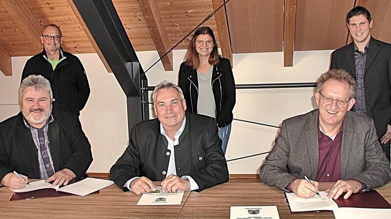 Die Bürgermeister Alois Oswald (Schöllnach, v. l.), Michael Klampfl (Außernzell) und Christian Mayer (Hengersberg) unterzeichneten die Kooperationsvereinbarung. Mit dabei waren Geschäftsleiter Hans Sonnleitner (hinten, v. l.), Standesbeamtin Jennifer Kramheller und Stefan Jungtäubl.