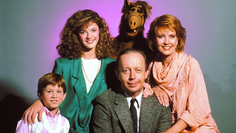 Alf die Familie Tanner mit Vater Willie Tanner (Max Wright, M), Mutter Kate (Anne Schedeen), Tochter Lynn (Andrea Elson) und Brian Tanner (Benji Gregory) in einer Szene der Serie "Alf" (undatierte Aufnahme).