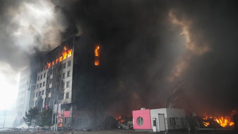 Ein mehrstöckiges Gebäude steht nach Beschuss in Flammen. Russland hat seine Angriffe auf belebte Städte ausgeweitet, was von Präsident Selenskyj als Terrorkampagne bezeichnet wurde. Auch diese Woche steht der Russland-Ukraine-Krieg im Mittelpunkt.