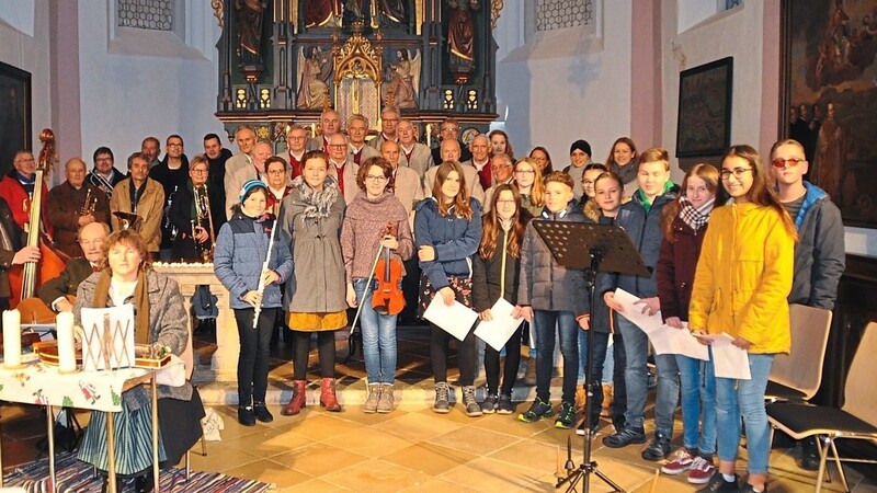 Alle Mitwirkenden des Weihnachtssingens freuten sich, in diesem Jahr endlich wieder "dahoam" in der Frauenbergkirche zu sein.