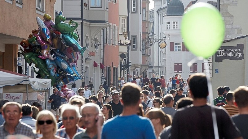 Beim Regensburger Bürgerfest ist die Stadt im Ausnahmezustand. Auch die Thundorfer Straße ist immer gut gefüllt.