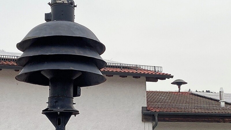 Im Bereich Bad Kötzting gibt es 14 Feuerwehrsirenen. Eine davon befindet sich auf dem Dach des Feuerwehrzentrums (r.), die Sirene im Vordergrund ist ein älteres Modell und nicht mehr in Betrieb.