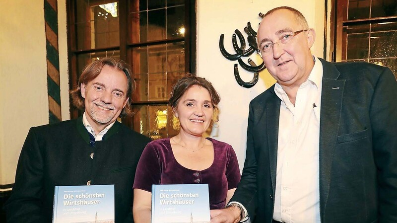 Christian Baier (links), Heidi Eichner und Verleger Josef Roidl.