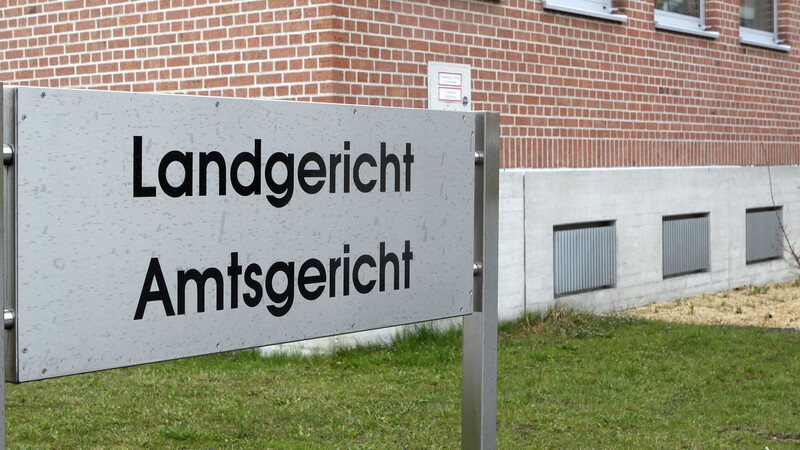 Vor dem Landgericht Landshut ist ein mutmaßlicher Schleuser angeklagt. (Symbolbild)