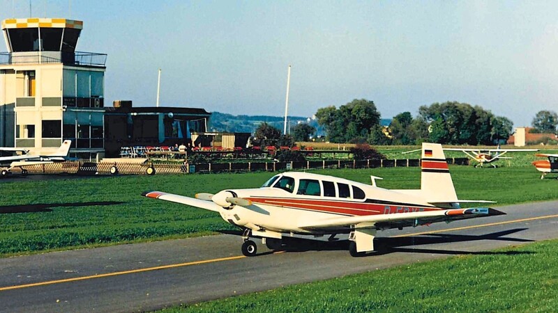 Eine "Mooney", wie Walter Pfeiffer sie auf seinem Atlantikflug benutzte, auf dem Flughafen Ellermühle  Fotos: privat