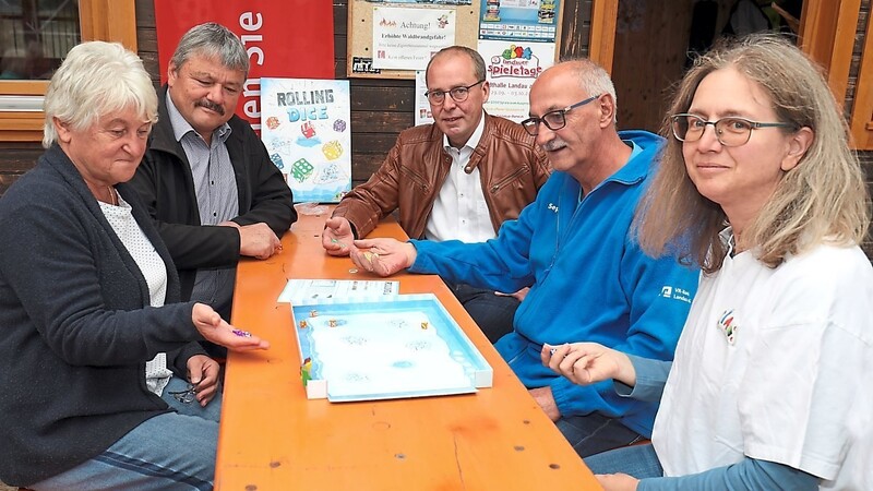 Zum Eröffnungsspiel "Rolling Dice" traten Herta Pitz (v.l.), Hans Weichselgartner, Bürgermeister Martin Hiergeist, Josef Salzberger und Birgit Fuchs an.