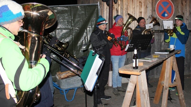 Die "Freiwillige Blechblos'n Feuerwehr Grabitz" spielte mit weihnachtlichen Melodien auf.