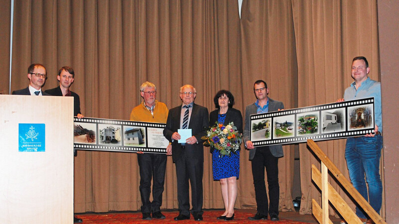 Vizebürgermeister Eduard Hochmuth und der Gemeinderat überreichten ein Filmband "Vorher - nachher".