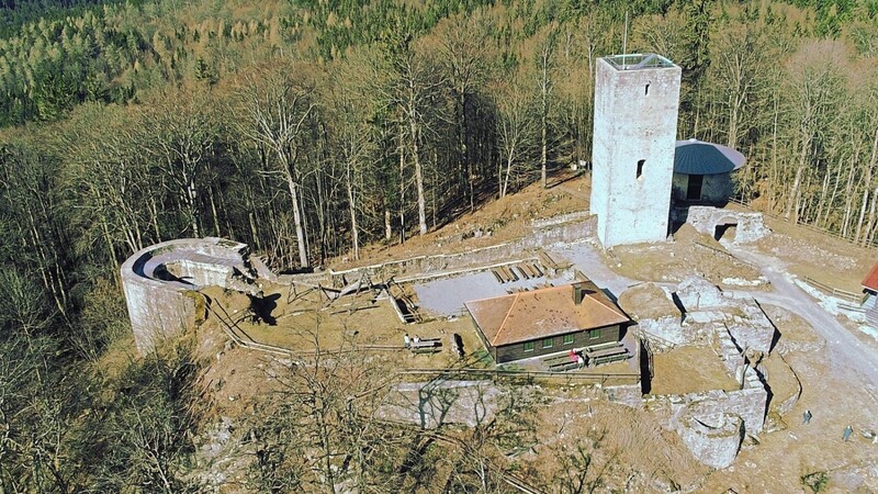 Die Berghütte in traumhafter Lage inmitten der Schwarzenburg, Ziel vieler Wanderungen. Das Bild entstand noch vor der Bewirtschaftung.