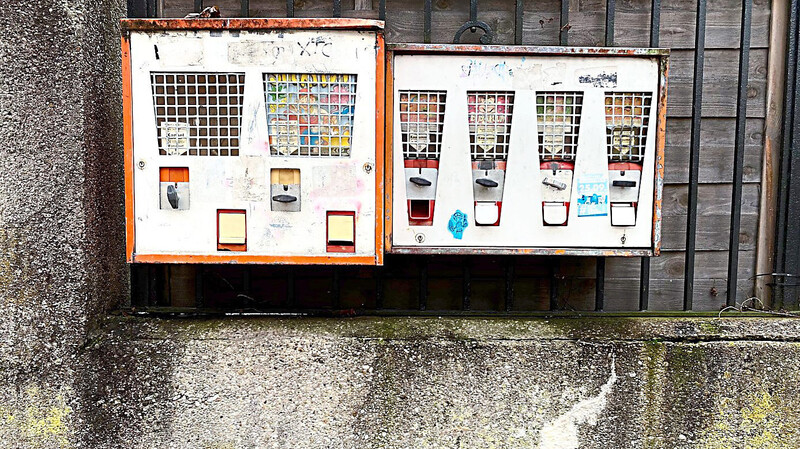 Sie scheinen versteckt und sind doch überall: Kaugummiautomaten. Quer über die Stadt sind sie verteilt. Meist rot, oft alt, aber auch neue Modelle sind zu finden.