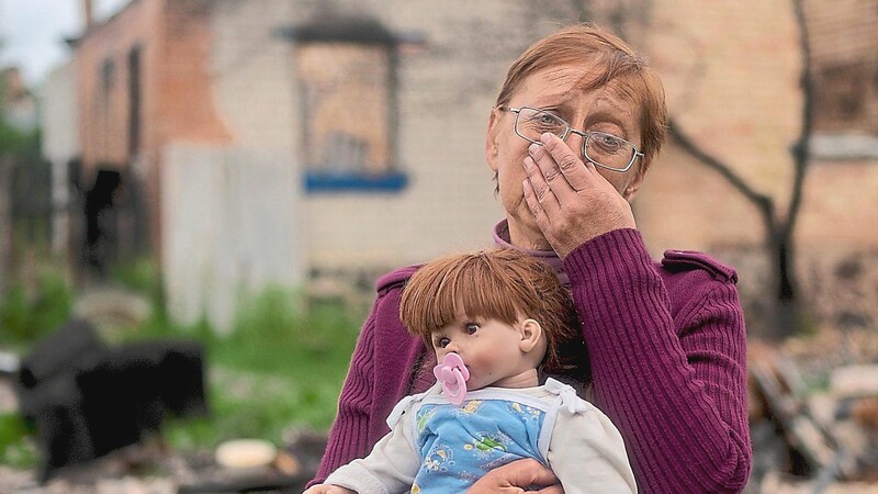 Die Schrecken des Krieges in der Ukraine zeigen sich auf vielfältige Art und Weise. In Kiew hält eine Frau eine Puppe, die sie in ihrem zerstörten Haus am Stadtrand gefunden hat. Sie gehörte ihrer Enkelin. Die Frau kehrte in ihre Heimatstadt zurück. Dort musste sie feststellen, dass sie obdachlos ist.