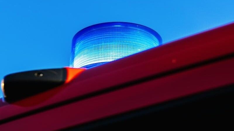 Das Blaulicht leuchtet auf dem Dach eines Feuerwehrfahrzeugs.