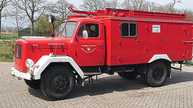 Die Beschriftung ist noch im Original erhalten: der ehemalige Rüstwagen der Feuerwehr Rottenburg, der als erstes Fahrzeug im nördlichen Landkreis Landshut mit Schere und Spreizer ausgerüstet war.