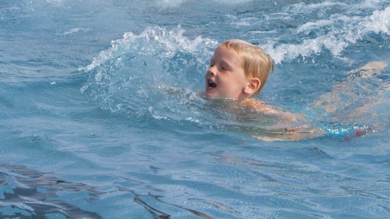 Schon 50 Meter kann Bastian schwimmen. Er besuchte einen Schwimmkurs.