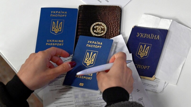 Ukrainische Flüchtlinge sollen ab Juni durch das Jobcenter Leistungen nach dem SGB II erhalten, doch davor muss noch jede Menge Papierkram erledigt werden. Ehrenamtliche helfen bei der Registrierung.