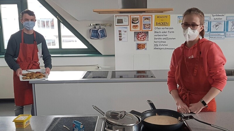 Die Entlassschüler des Sonderpädagogischen Förderzentrums starten diese Woche mit Projektunterricht: Beim Werken beziehungsweise Kochen (Bild) arbeiten die Jugendlichen in kleinen Gruppen.