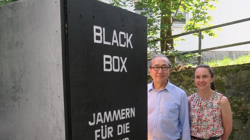In diese Box - hier präsentiert von Anatol Donkan und Andrea Altmann-Herbst - darf im Rahmen der Kunstaktion für die Natur gejammert werden.