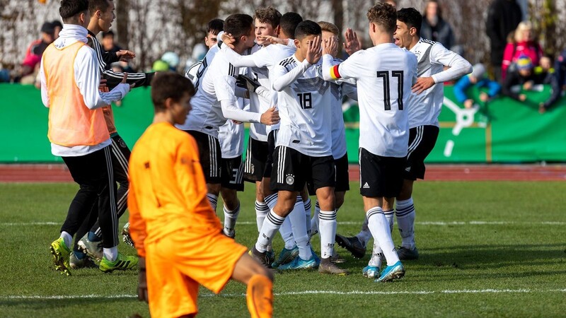 In Bogen hat sich die deutsche U16-Nationalmannschaft am Montag gegen Tschechien durchgesetzt. Hier bejubeln die Nachwuchskicker den Treffer zum 3:0-Endstand.