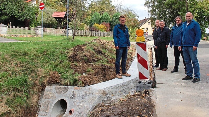 Vertreter des Staatlichen Bauamts machten sich am Mittwoch mit Bürgermeister Ludwig Prögler und Geschäftsstellenleiter Hans Braun ein Bild vom Fortgang der Sanierungsarbeiten.