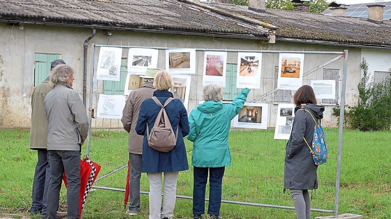 Besucher auch von außerhalb waren zum "Tag des offenen Denkmals" gekommen und zeigten ihr Interesse an den Fotos der Baracken.