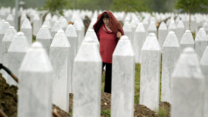 Eine bosnische Muslimin betet auf einem Gedenkfriedhof in Srebrenica für die Opfer des Massakers von 1995.