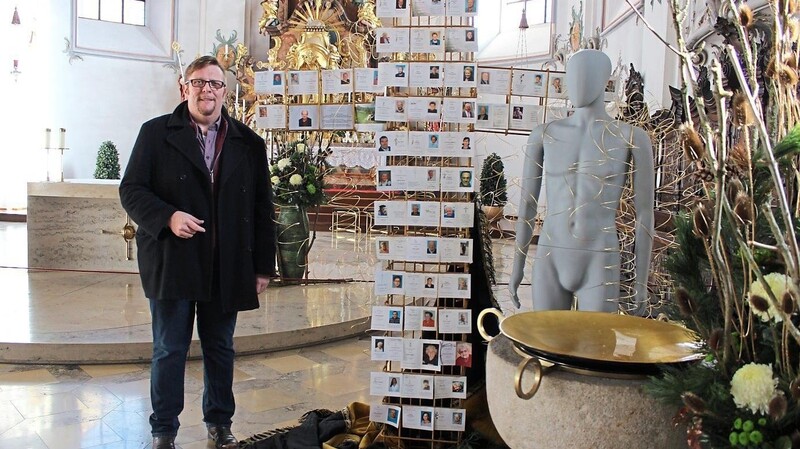 Pfarrvikar Markus Meier mit der von ihm geschaffenen Skulptur zum Allerseelengottesdienst.