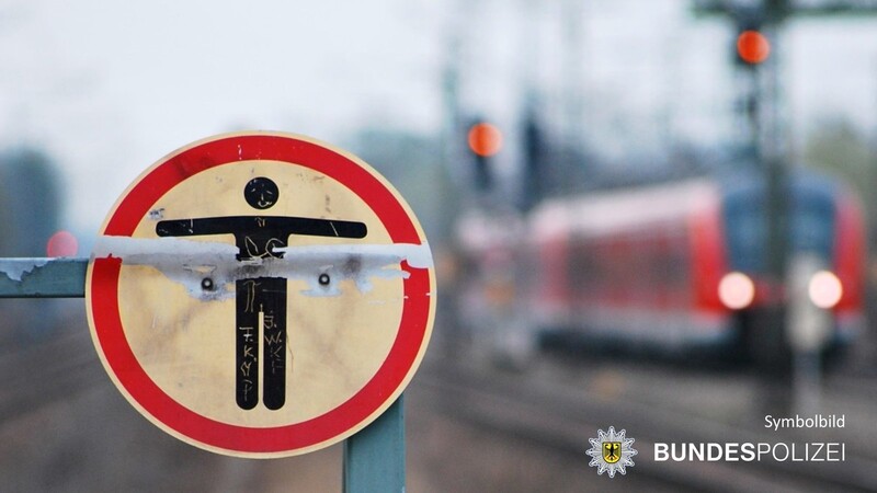 Ein Schild im Gleisbereich warnt vor dem Aufenthalt oder Überqueren. (Symbolbild)