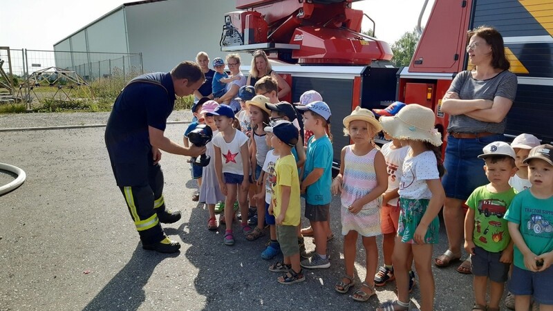 Die Feuerwehrleute erklärten den Kindern die einzelnen Teile der Ausrüstung.