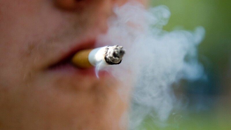 27 Jahre alter Mann frägt Passanten um eine Zigarette, erhält keine und teilt dann erst einmal aus.