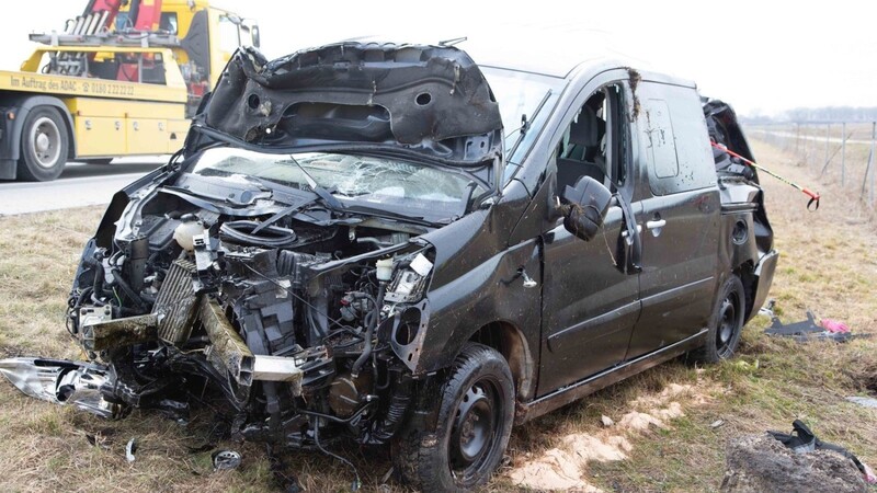 Das Auto der Familie wurde bei dem Unfall vollkommen zerstört. Nach bisherigen Erkenntnissen wurde niemand schwerer verletzt.