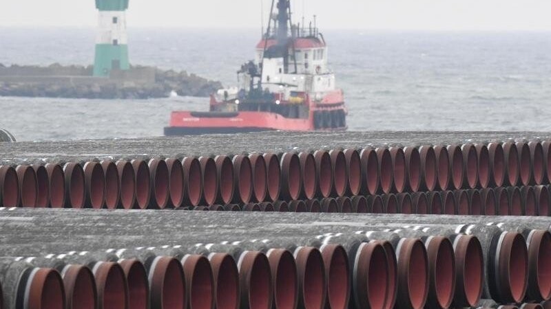 Rohre für Nord Stream 2 werden auf dem Gelände des Hafens Mukran auf Rügen gelagert.