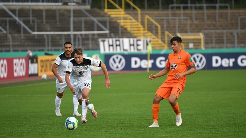In der ersten Runde des DFB-Pokals hat sich Jonas Kehl (am Ball) mit dem SSV Ulm Mitte September mit 2:0 gegen Zweitligist Erzgebirge Aue (rechts Aues John-Patrick Strauß) durchgesetzt.