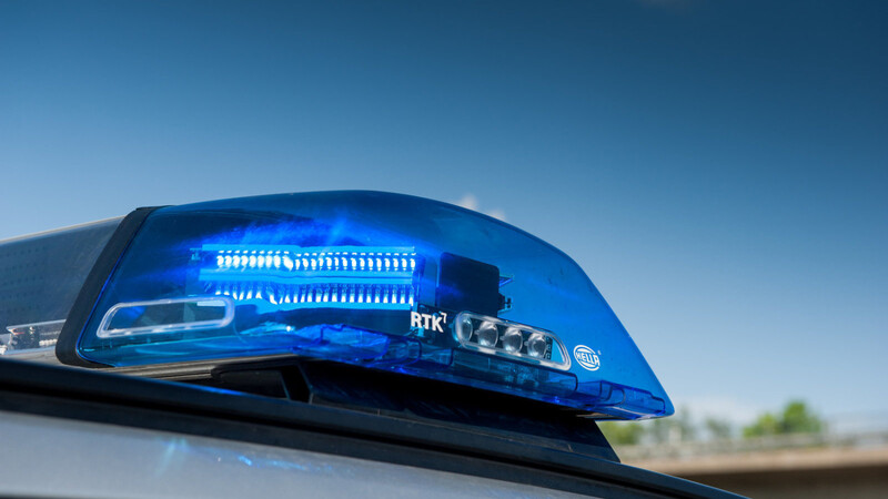 Mit Blaulicht auf dem Autodach kurvten zwei Männer am Donnerstag durch die Innenstadt von Landau an der Isar. Polizisten waren die beiden allerdings nicht. (Symbolbild)