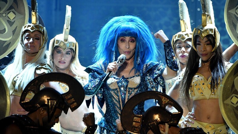 Die blaue Perücke ist nur die erste von vielen an diesem Abend: Cher am Donnerstag in der Münchner Olympiahalle.  Foto: Jens Niering