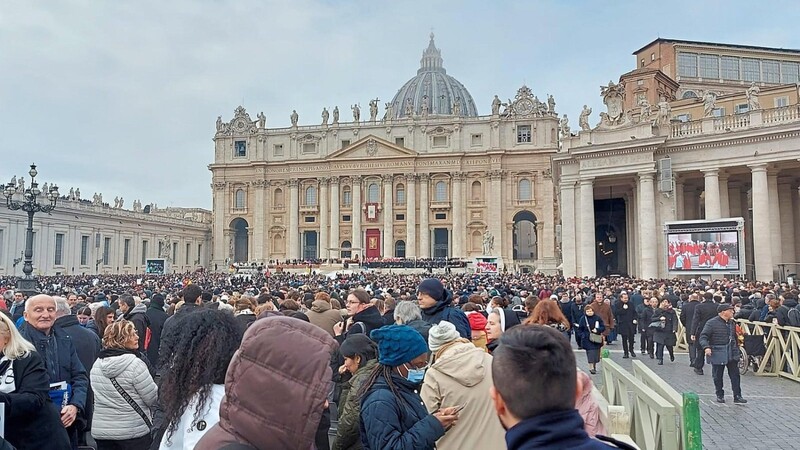 "So still hab ich den Petersplatz selten erlebt", sagt Bastian Neumann über die Stimmung bei der Trauerfeier für den emeritierten Papst Benedikt XVI. am Donnerstagvormittag. Der Rodinger Kaplan begleitete einen Bus des bayerischen Pilgerbüros nach Rom.